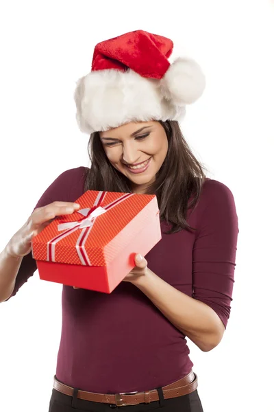 Женщина в шляпе Санта-Клауса и подарок — стоковое фото