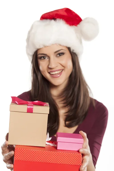 Mulher com chapéu de Papai Noel e caixas de presente — Fotografia de Stock