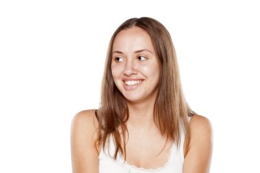 gülümseyen kadın makyaj olmadan