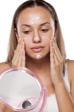 yüz kremi uygulayın