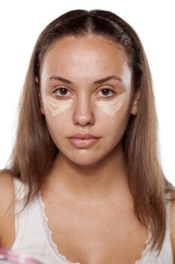 Gözlerinin altında kapatıcı