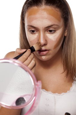 kadın yüzünü gölgelendirme