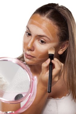 kadın yüzünü gölgelendirme