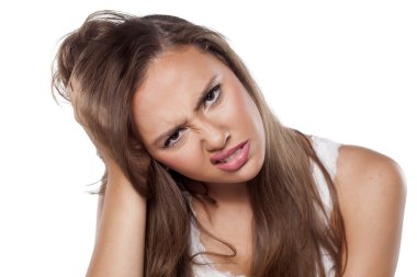 kızın kafasına kaşıntı var