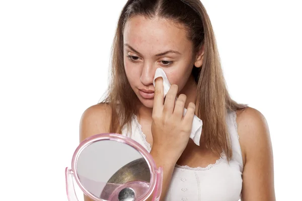 Wanita membersihkan wajahnya — Stok Foto