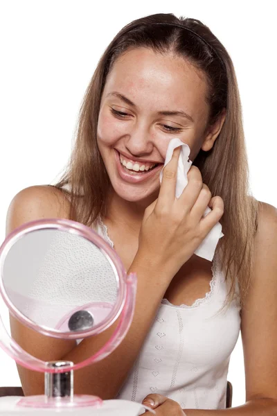 Kobieta czyszcząca twarz — Zdjęcie stockowe