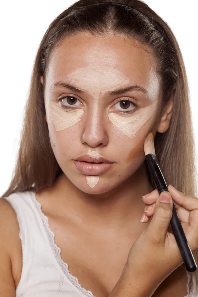 Mujer sombreando su cara — Foto de Stock