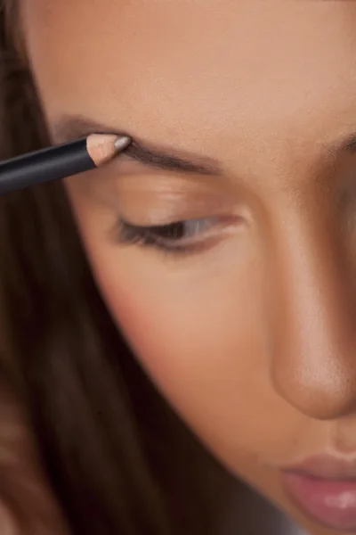 Girl shaping eyebrows — Stock Photo, Image