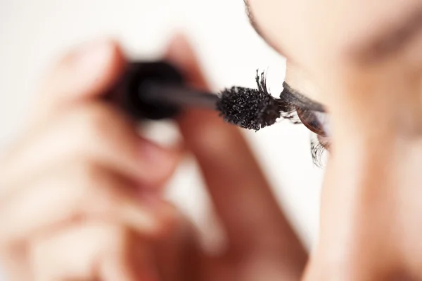 Girl applying mascara — Stock Photo, Image