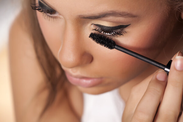 girl applying mascara