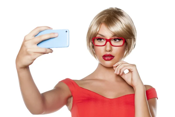Blond tvorby selfie — Stock fotografie