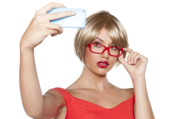 Blondine macht Selfie — Stockfoto