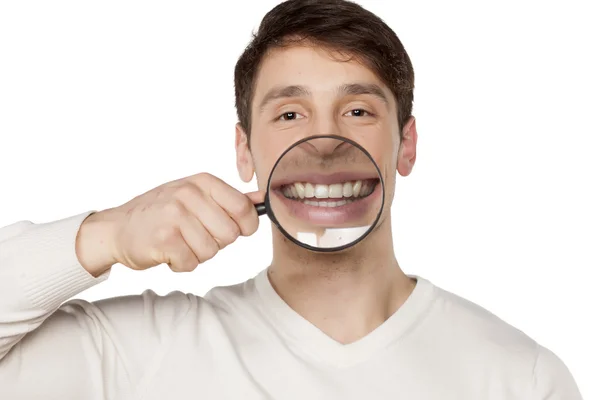 Homem sorridente com sorriso saudável — Fotografia de Stock