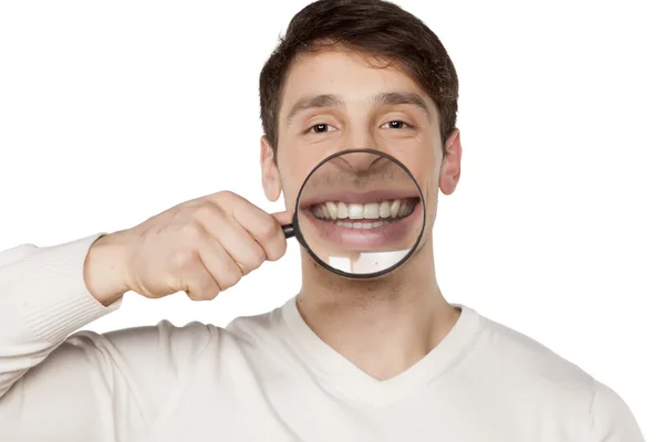 Hombre sonriente con sonrisa saludable —  Fotos de Stock