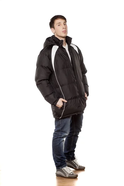 Junger Mann in Winterjacke — Stockfoto