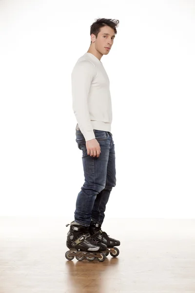 Homme avec patins à roulettes — Photo