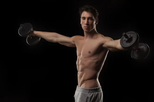 Uomo muscoloso con pesi — Foto Stock