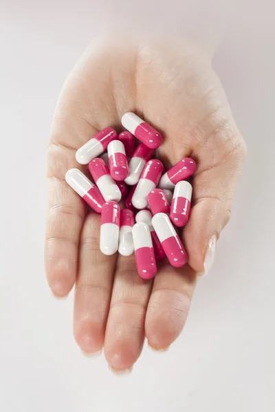 Pílulas de cápsula em uma mão — Fotografia de Stock