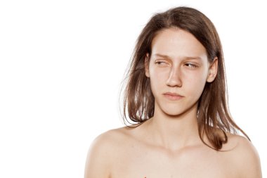 Şüpheli kadın makyaj olmadan