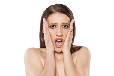 Şok olmuş genç bayan.