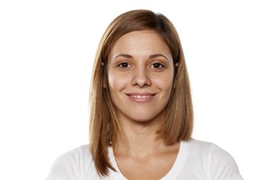 Makyajsız gülümseyen