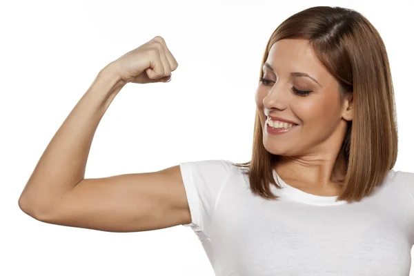 Žena ukazuje ruku fit — Stock fotografie