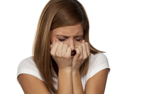 Mujer joven sufriendo — Foto de Stock