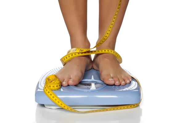 Donna che controlla il peso — Foto Stock