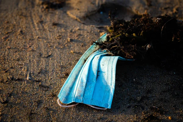 Εγκαταλελειμμένες Μάσκες Προσώπου Στην Υγρή Άμμο Της Παραλίας Οικολογικό Πρόβλημα — Φωτογραφία Αρχείου