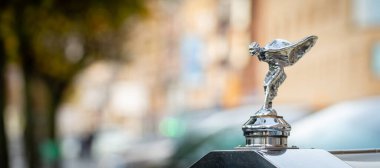 17 Kasım 2020 'de Madrid, İspanya' da Rolls Royce Parkward Limuzin 'in Hood süslemesi.