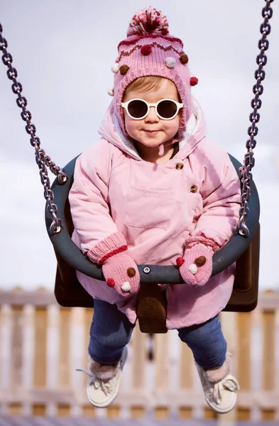 Petite Fille Souriante Balançant Sur Une Balançoire Dans Parc Fille — Photo