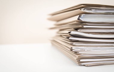 Ofis Masasında Tamamlanmayı Bekleyen Belge Dizinlerini Fazlasıyla Kapat.