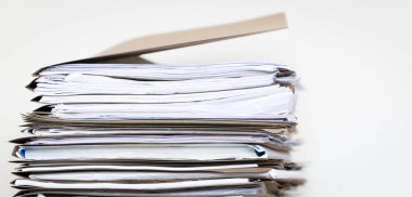 Ofis Masasında Tamamlanmayı Bekleyen Belge Dizinlerini Fazlasıyla Kapat