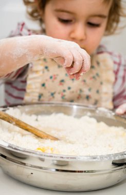Un ile Mutfak 'ta Pasta Fırını yapan Küçük El' in ayrıntıları. Bebek Aşçı Konsepti.