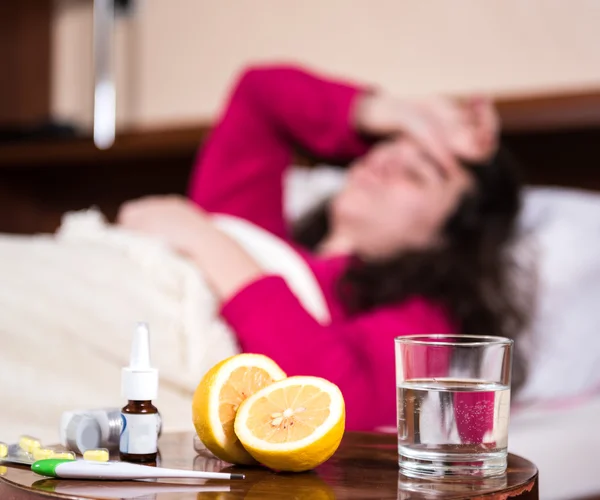 Kranke Frau liegt im Bett — Stockfoto