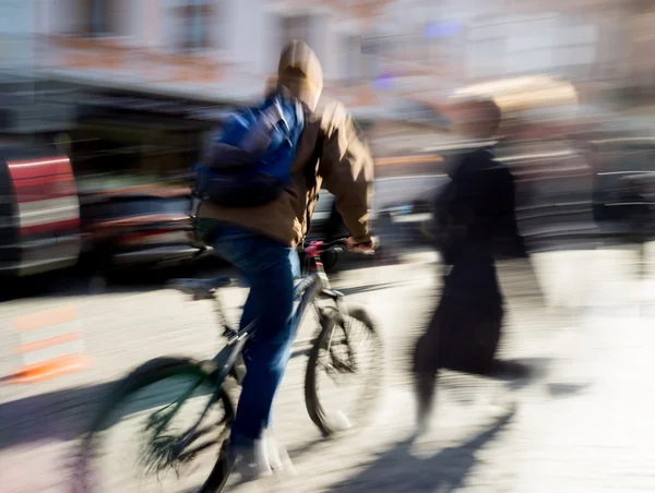 Situación peligrosa del tráfico de bicicletas en la carretera — Foto de Stock