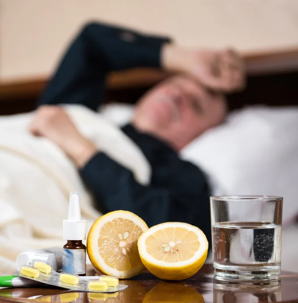 Nemocný muž ležící na posteli — Stock fotografie