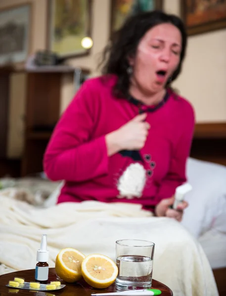 Chora kobieta leżąc w łóżku — Zdjęcie stockowe