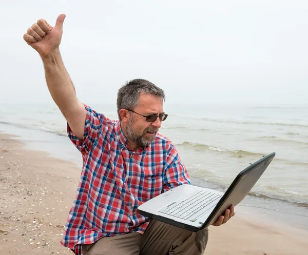 Homem sentado com laptop — Fotografia de Stock