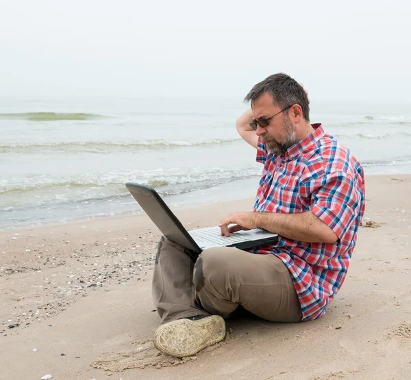 Homme assis avec ordinateur portable — Photo