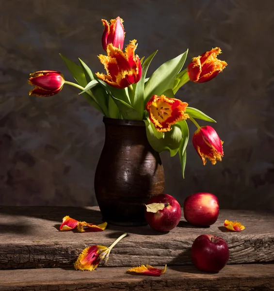 Beautiful tulips and red apples — Stock Photo, Image