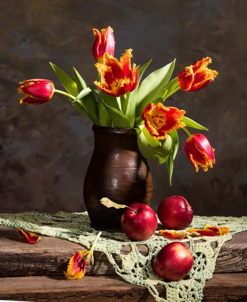 Beautiful tulips and red apples — Stock Photo, Image