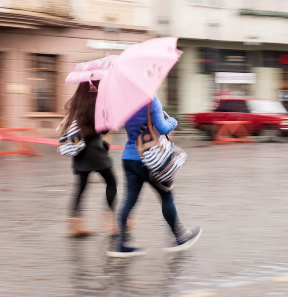 Menschen, die die Straße hinuntergehen — Stockfoto