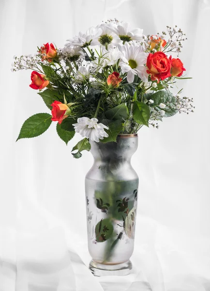 Strauß heller Blumen in der Vase — Stockfoto