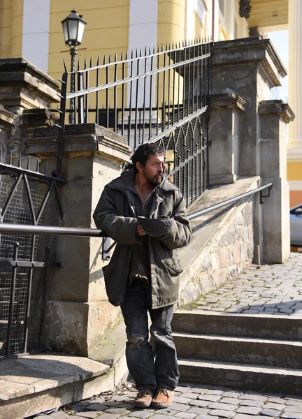 Bezdomovec muž na ulici — Stock fotografie