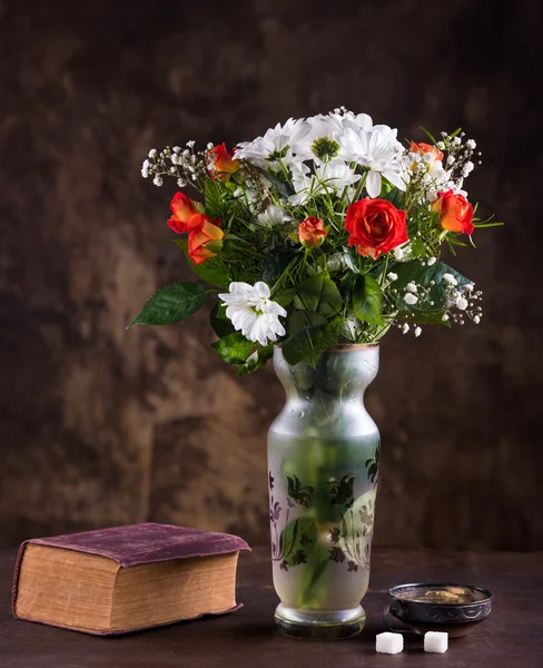 Still life with a bouquet of flowers — Stock Photo, Image