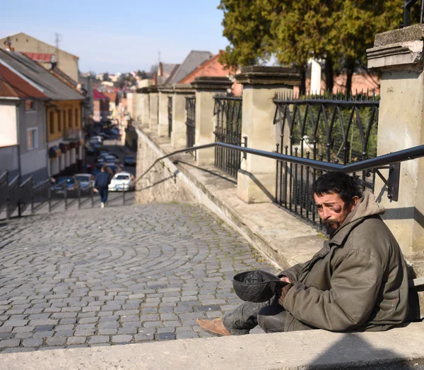 Um sem-abrigo na rua — Fotografia de Stock