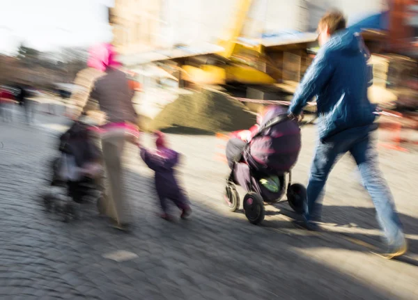 Perhe pienillä lapsilla rattaissa — kuvapankkivalokuva