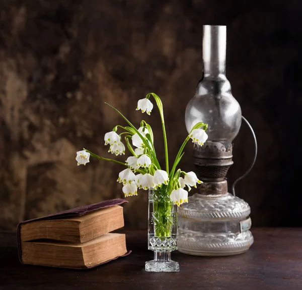 Still life with a bouquet of flowers and a book — Stock Photo, Image