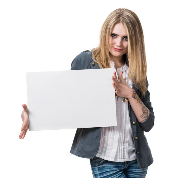 Junge Blondine mit leerer Plakatwand — Stockfoto